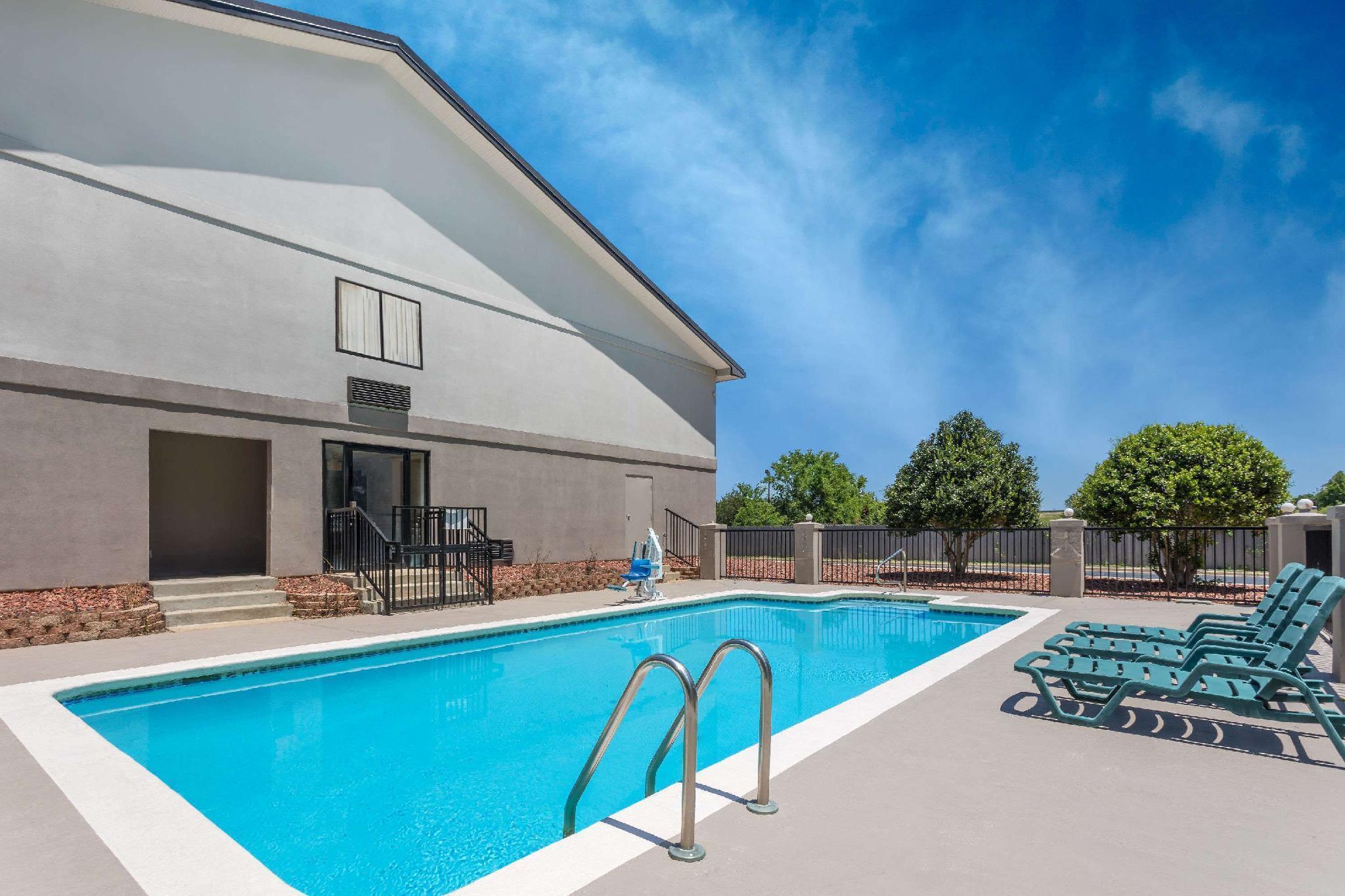Super 8 By Wyndham Montgomery I-65 Bagian luar foto