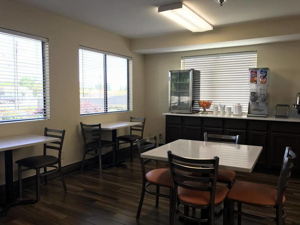 Super 8 By Wyndham Montgomery I-65 Bagian luar foto